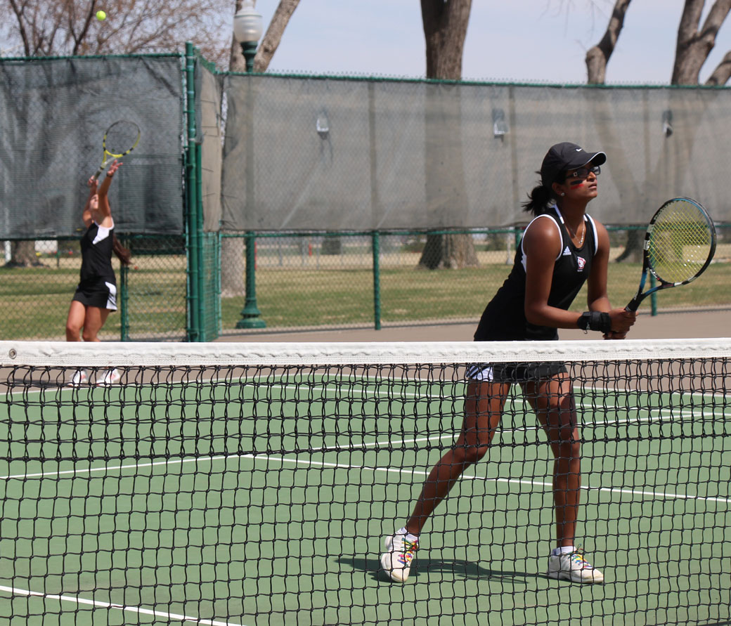 Tennis goes 2-1 over weekend