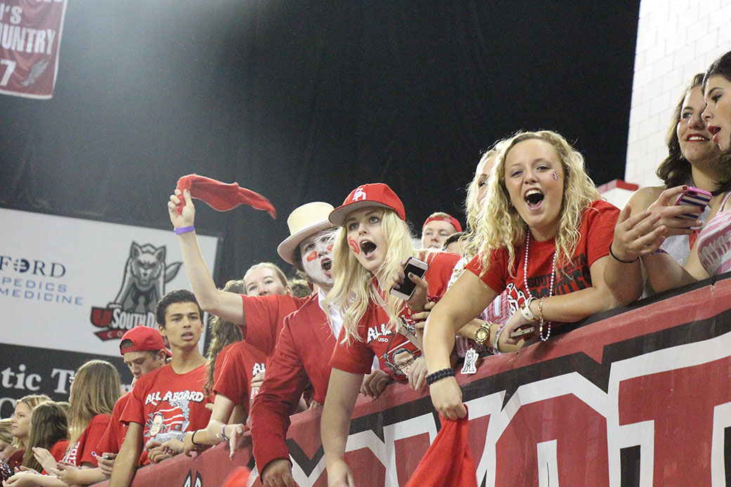 Editorial: USD students need to attend the full football game