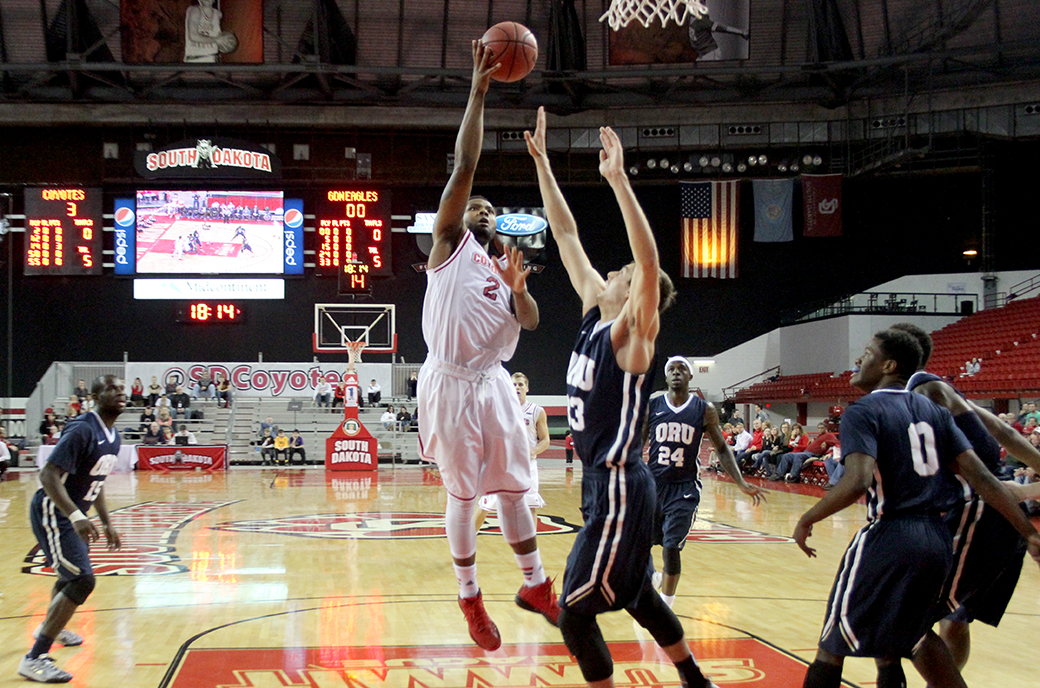 Coyote men stall in second half, fall to Oral Roberts 73-72