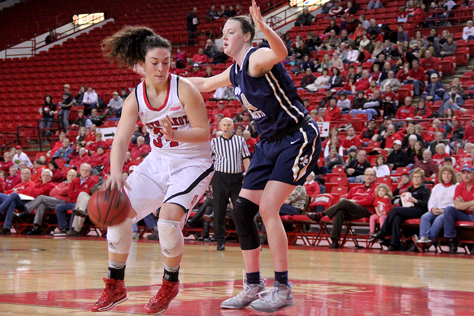 USD women’s bench shows leadership on the court