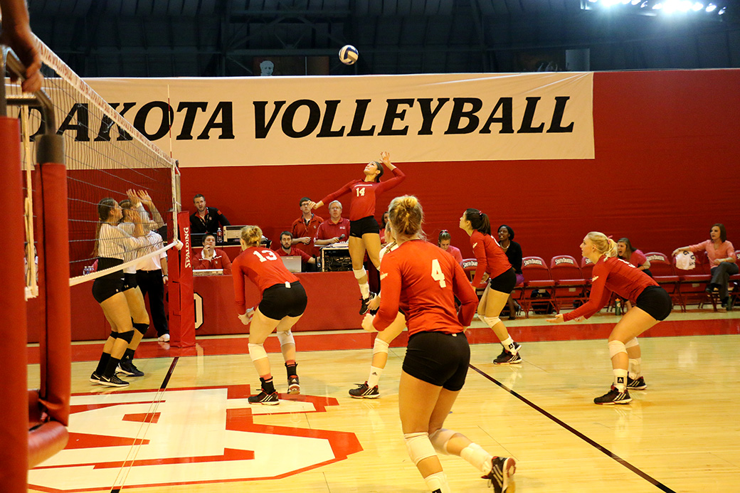 USD volleyball wins in straight sets