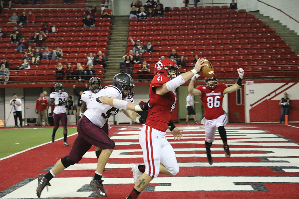 Coyotes pull off dramatic win over Southern Illinois