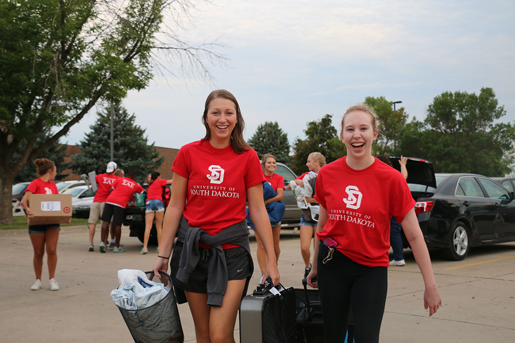 New students move into dorms during USD Move-in Day 2016