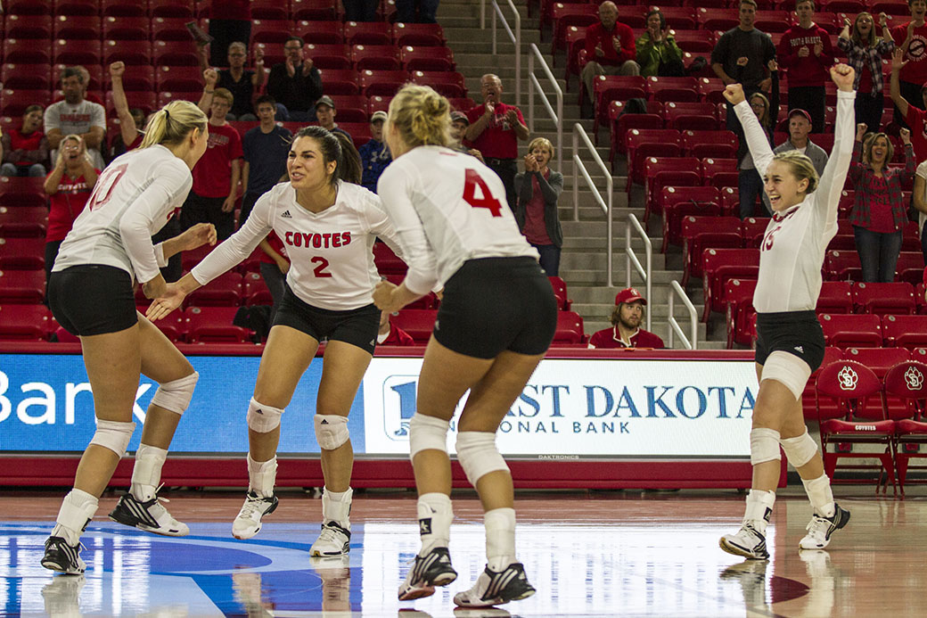Coyote volleyball remains undefeated in Summit League play