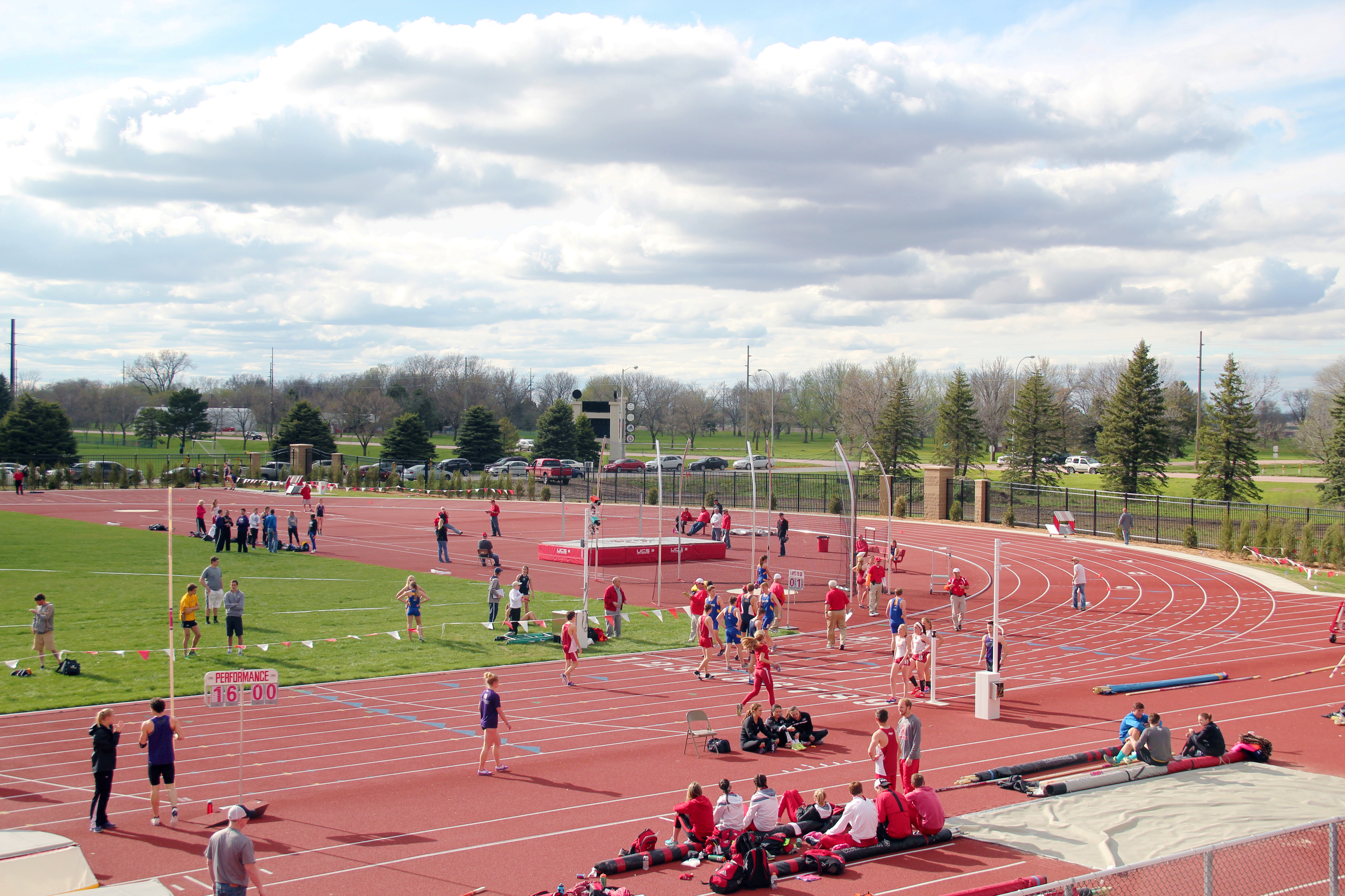Track and field team excels at Sioux City Relays and USD Twilight