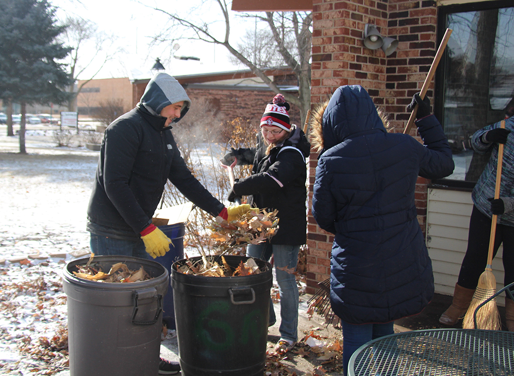 Students participate in Martin Luther King Jr. Day of service on day off
