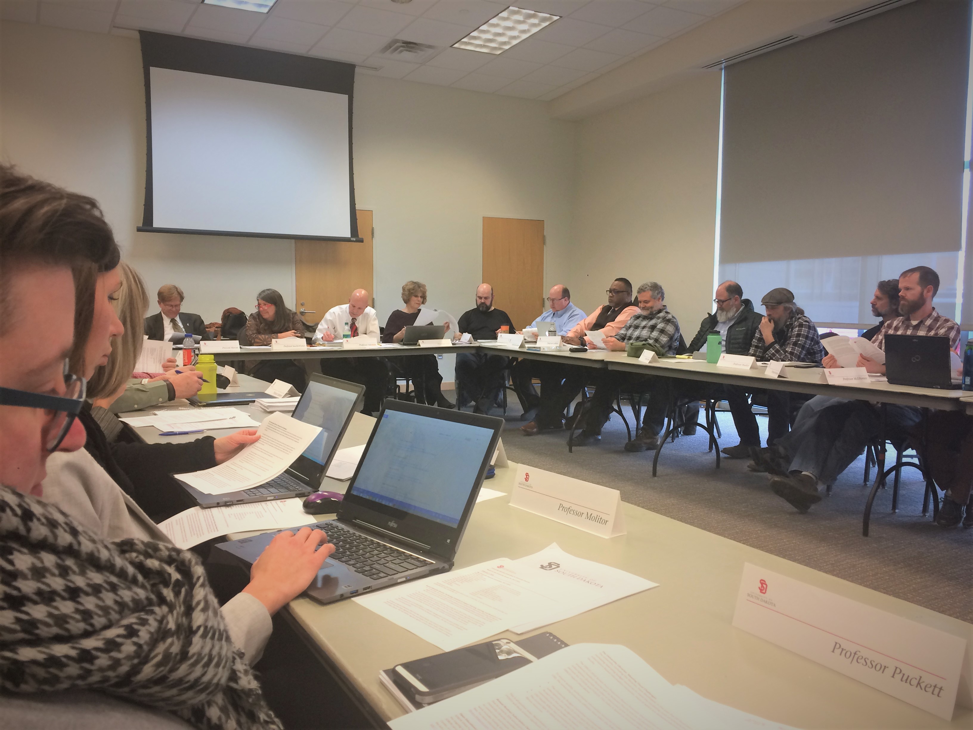 Faculty Senate meeting discusses current legislation and honors program
