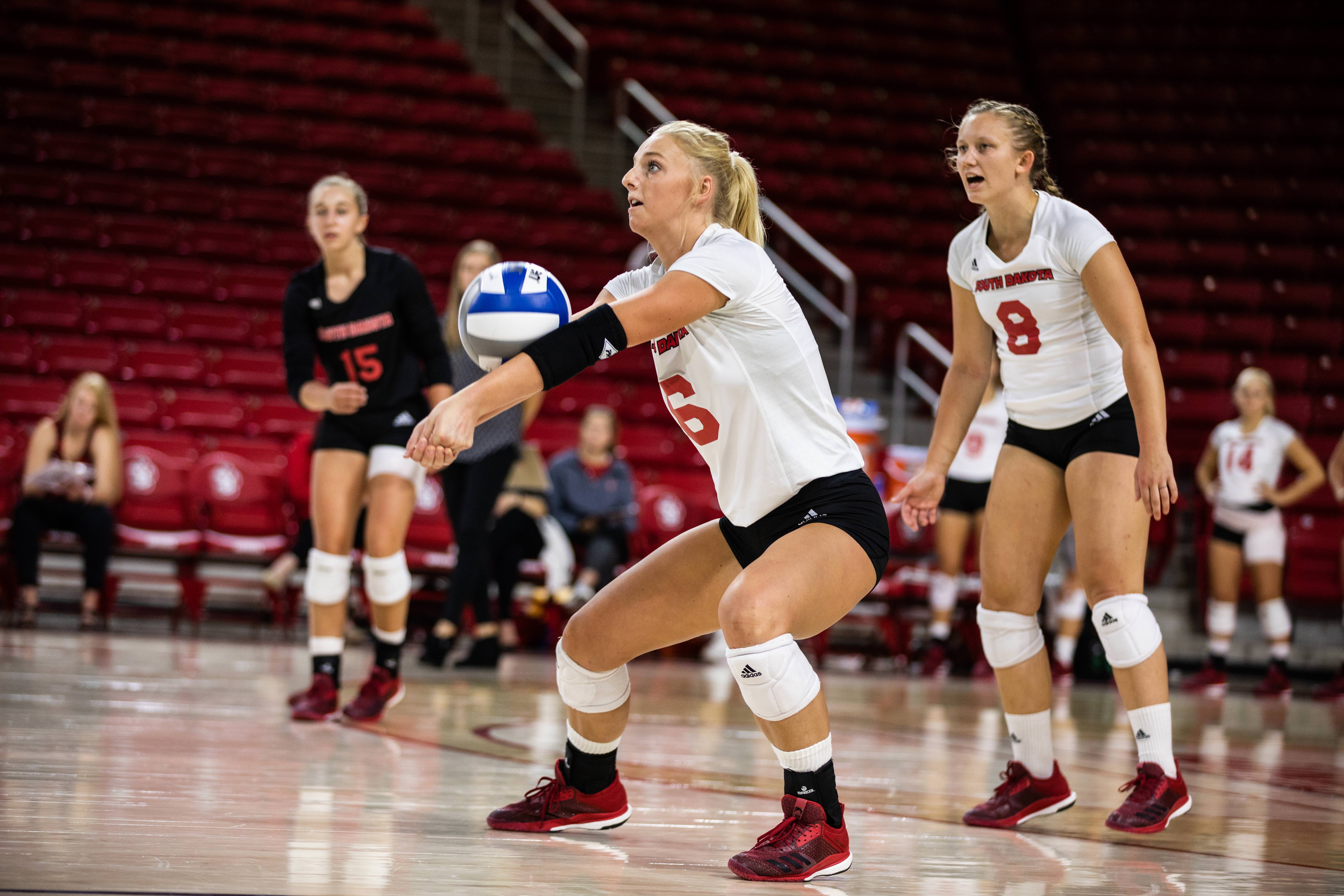 USD volleyball sweeps SD Classic