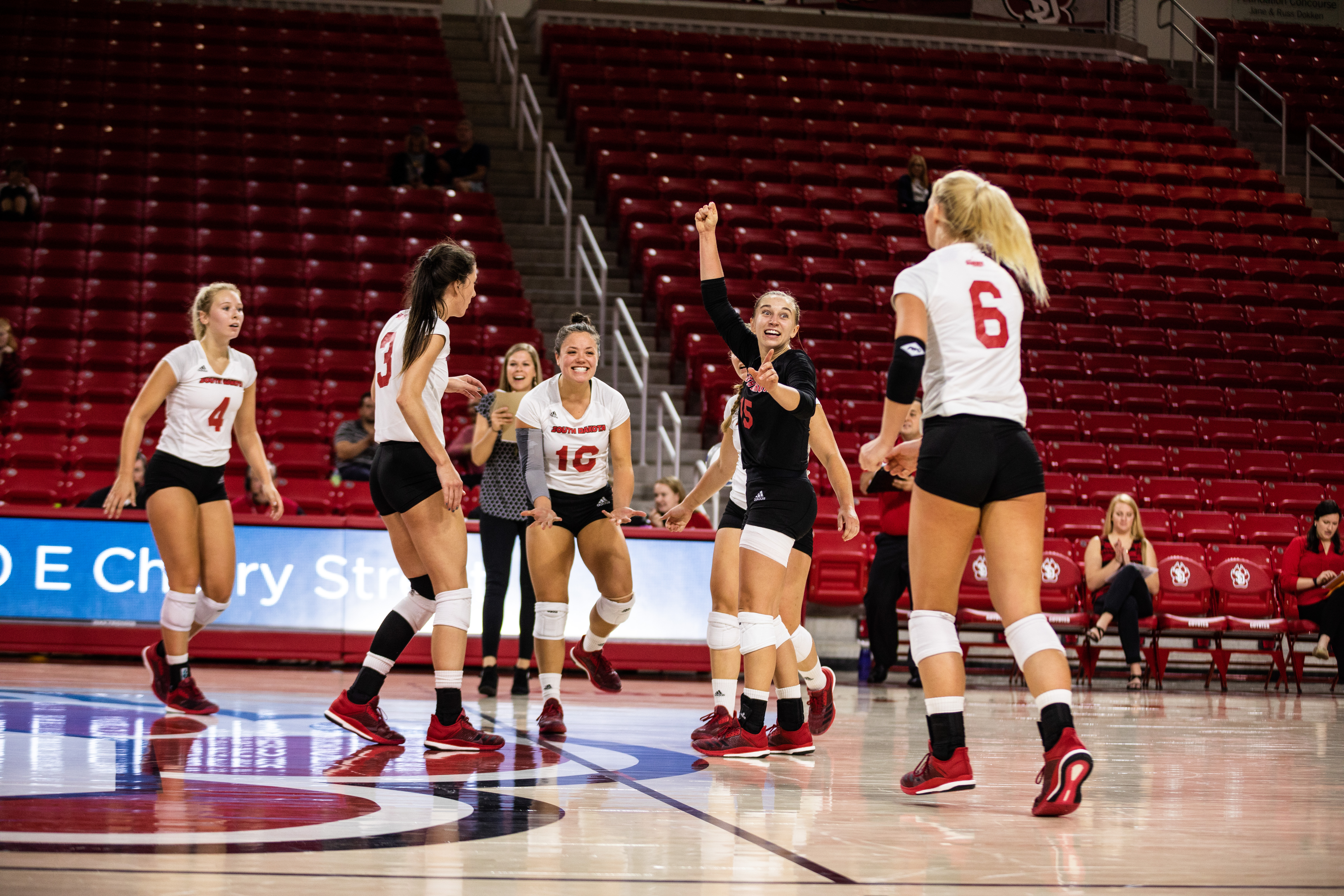 USD Volleyball opens Summit League play