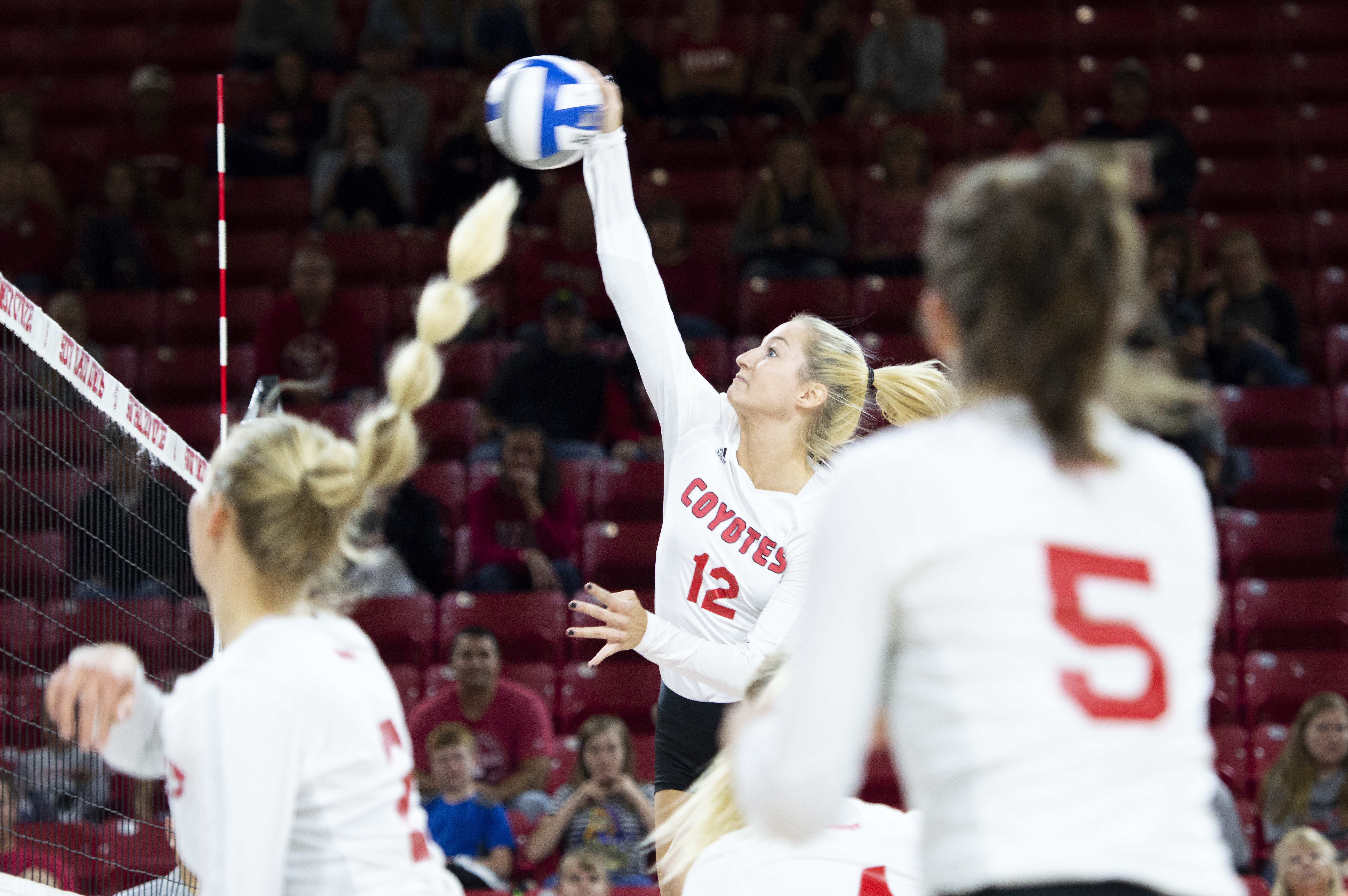 USD volleyball sweeps SDSU, Oral Roberts