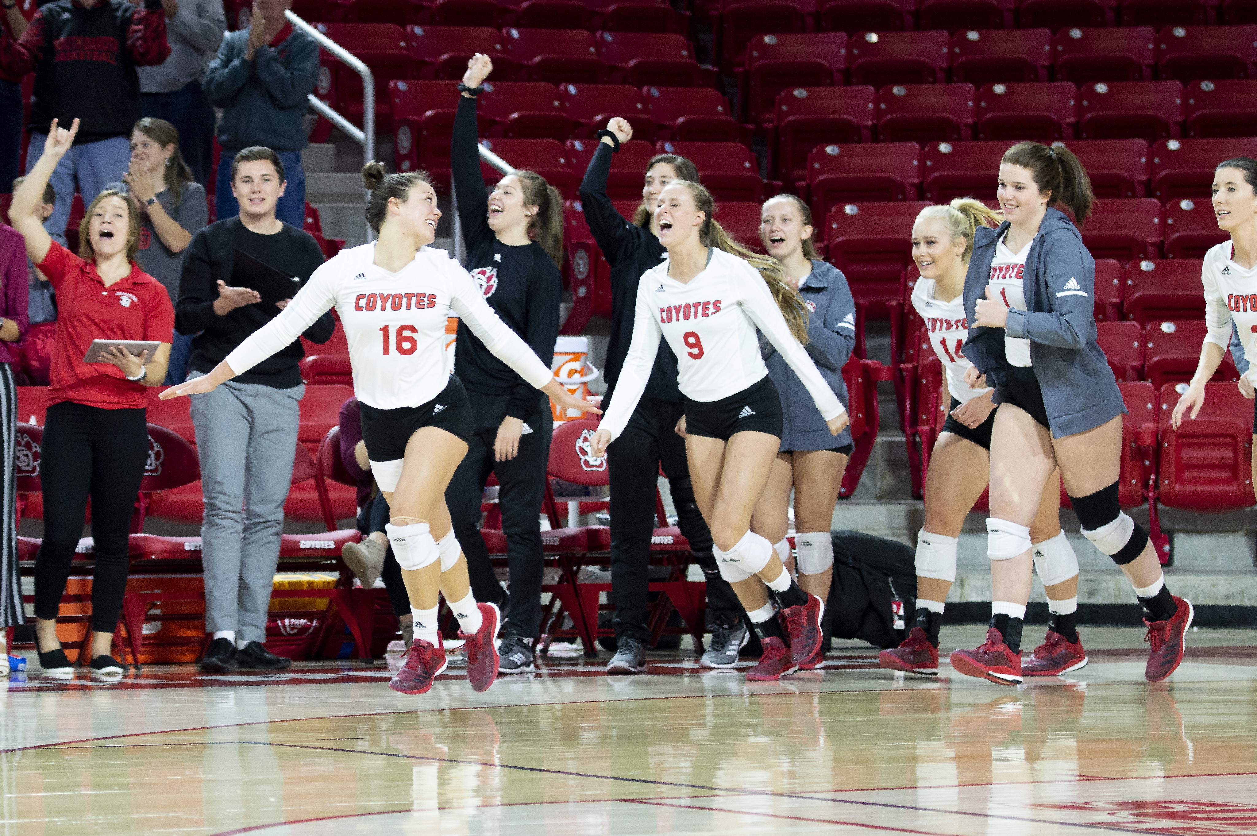 USD Wins 15th straight set in sweep of Purdue-Fort Wayne