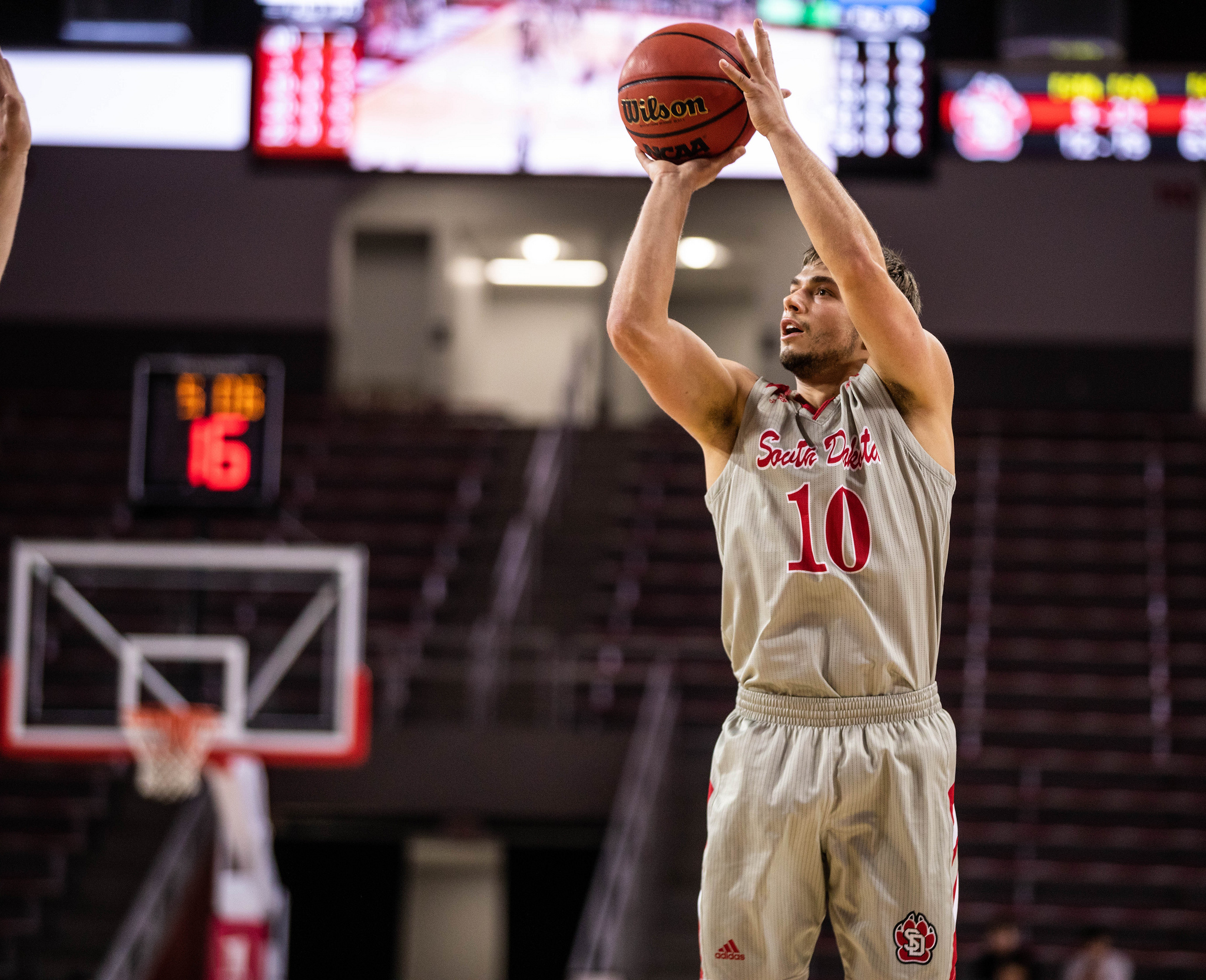 Out-sized under the basket, Coyotes drop narrow battle to Omaha