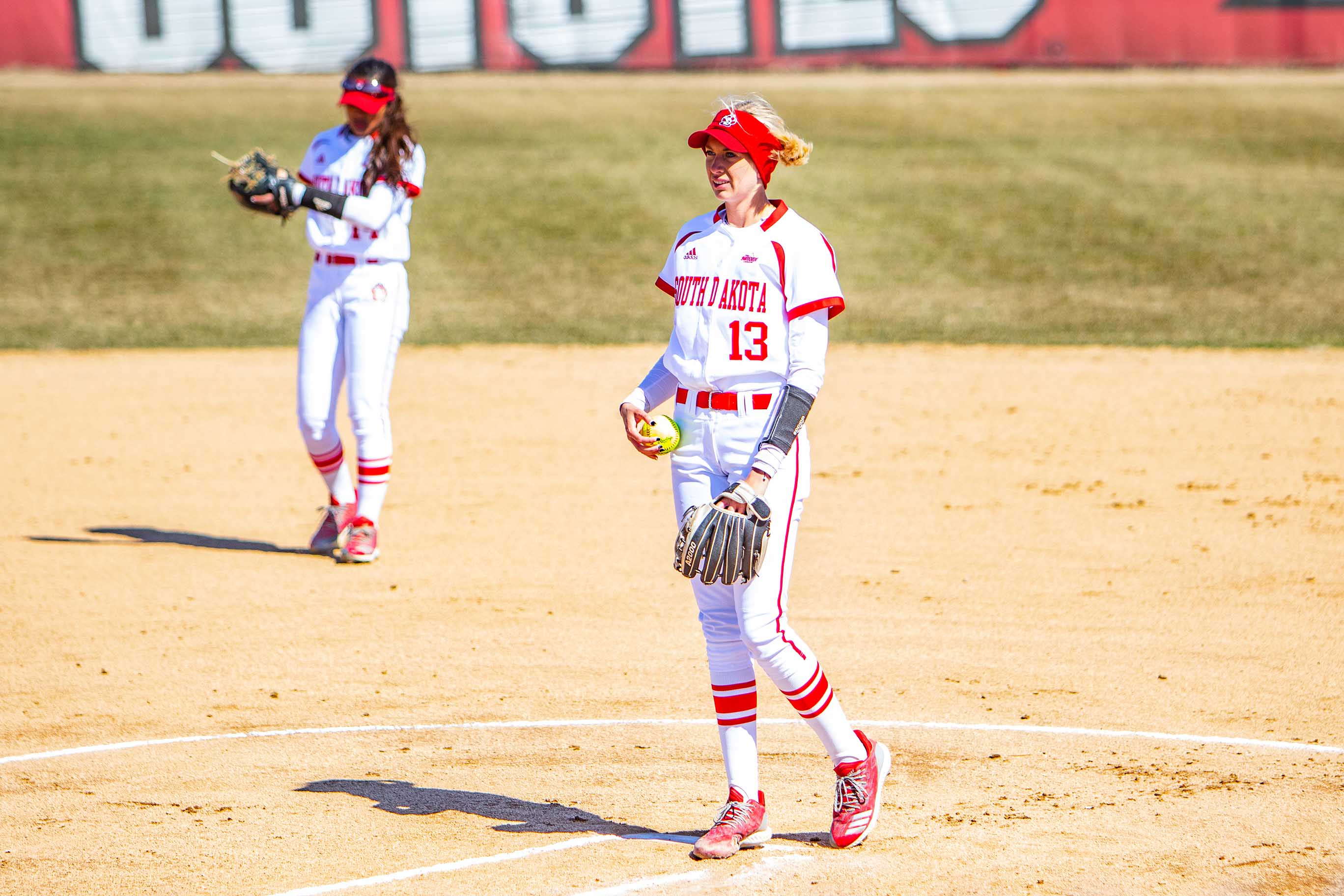 Softball sweeps UMKC, hits 30 win mark