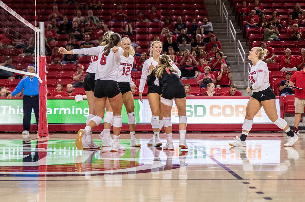 Coyote volleyball moves to 11-1 with sweep in Illinois