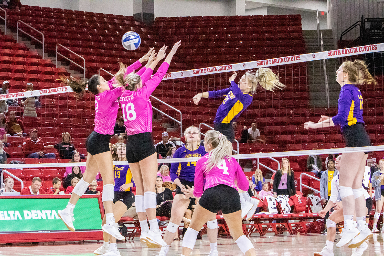 USD volleyball breaks school record with victories in SCSC, Pentagon