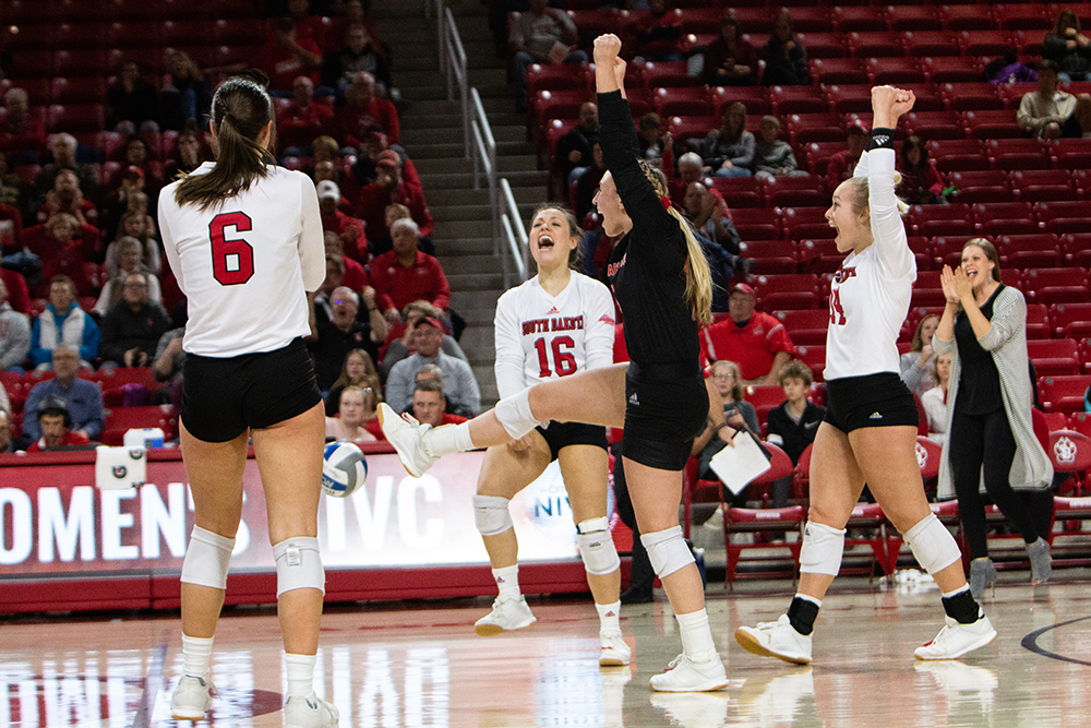 Volleyball defeats Central Michigan in first round NIVC win