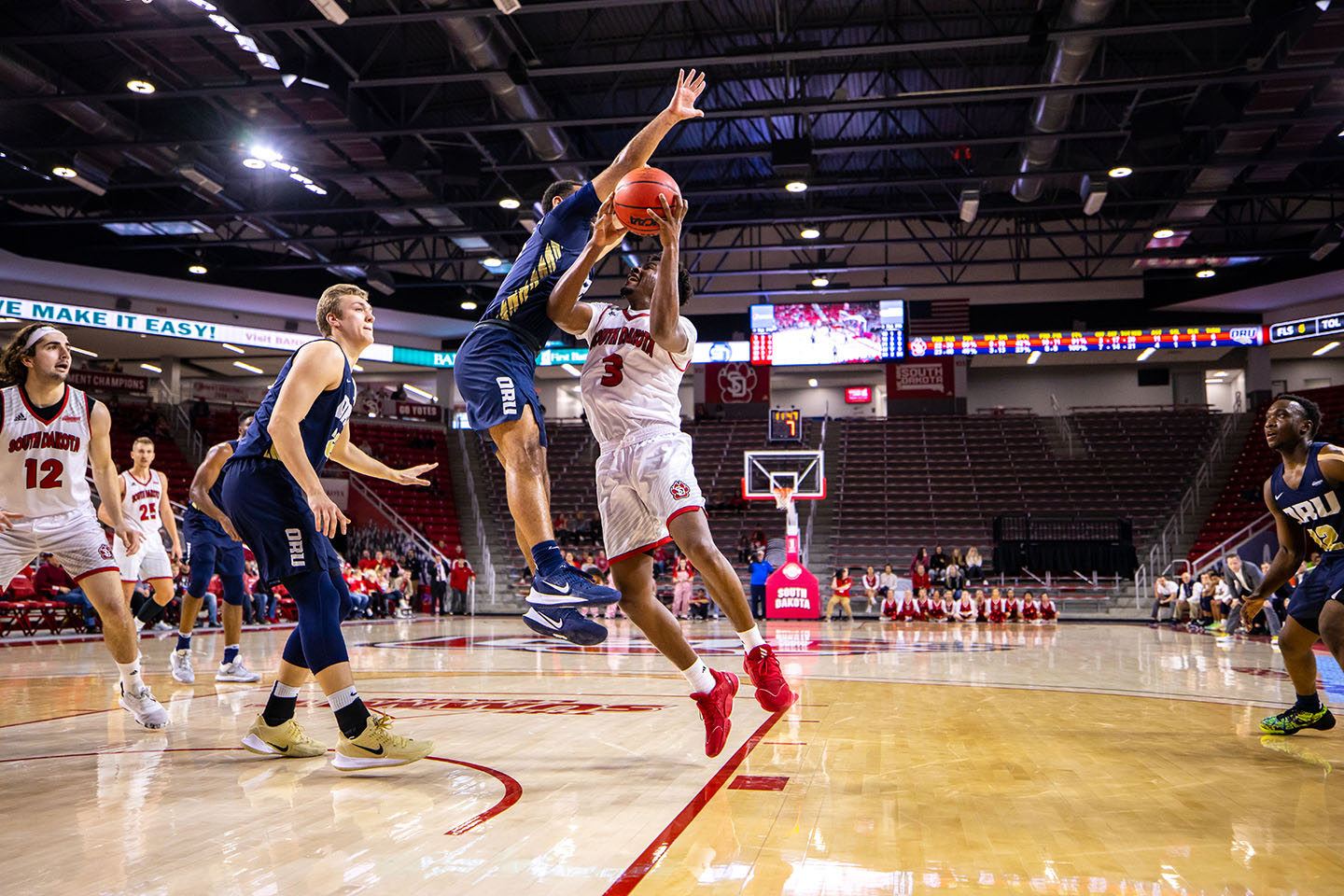 Coyotes men’s basketball holds off Oral Roberts 91-80