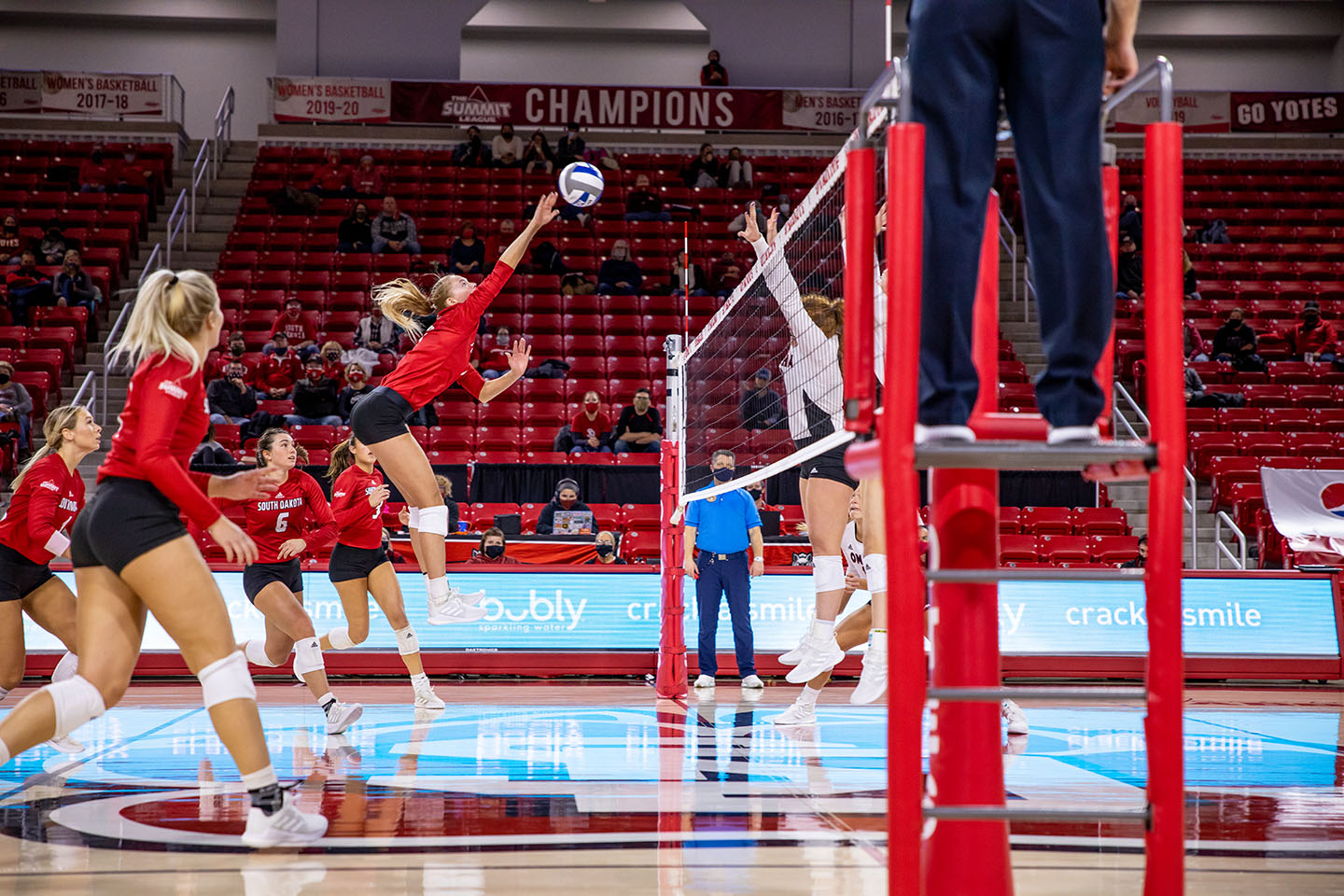 South Dakota volleyball splits weekend with Omaha