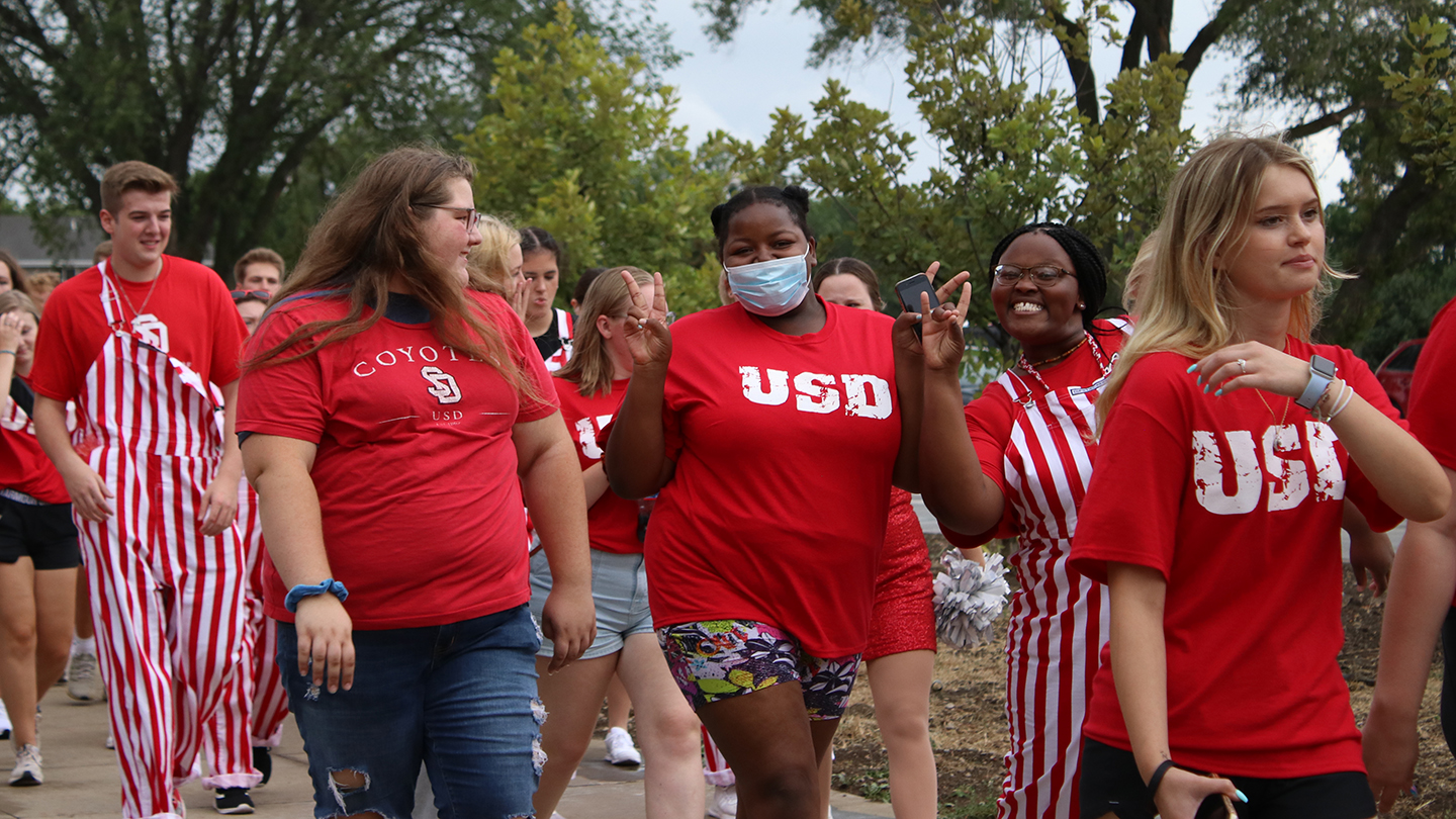 USD freshman parents help on move in day