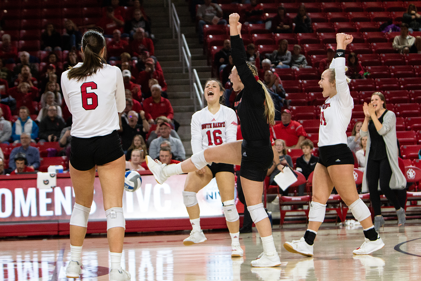 Volleyball set to defend Summit League Title