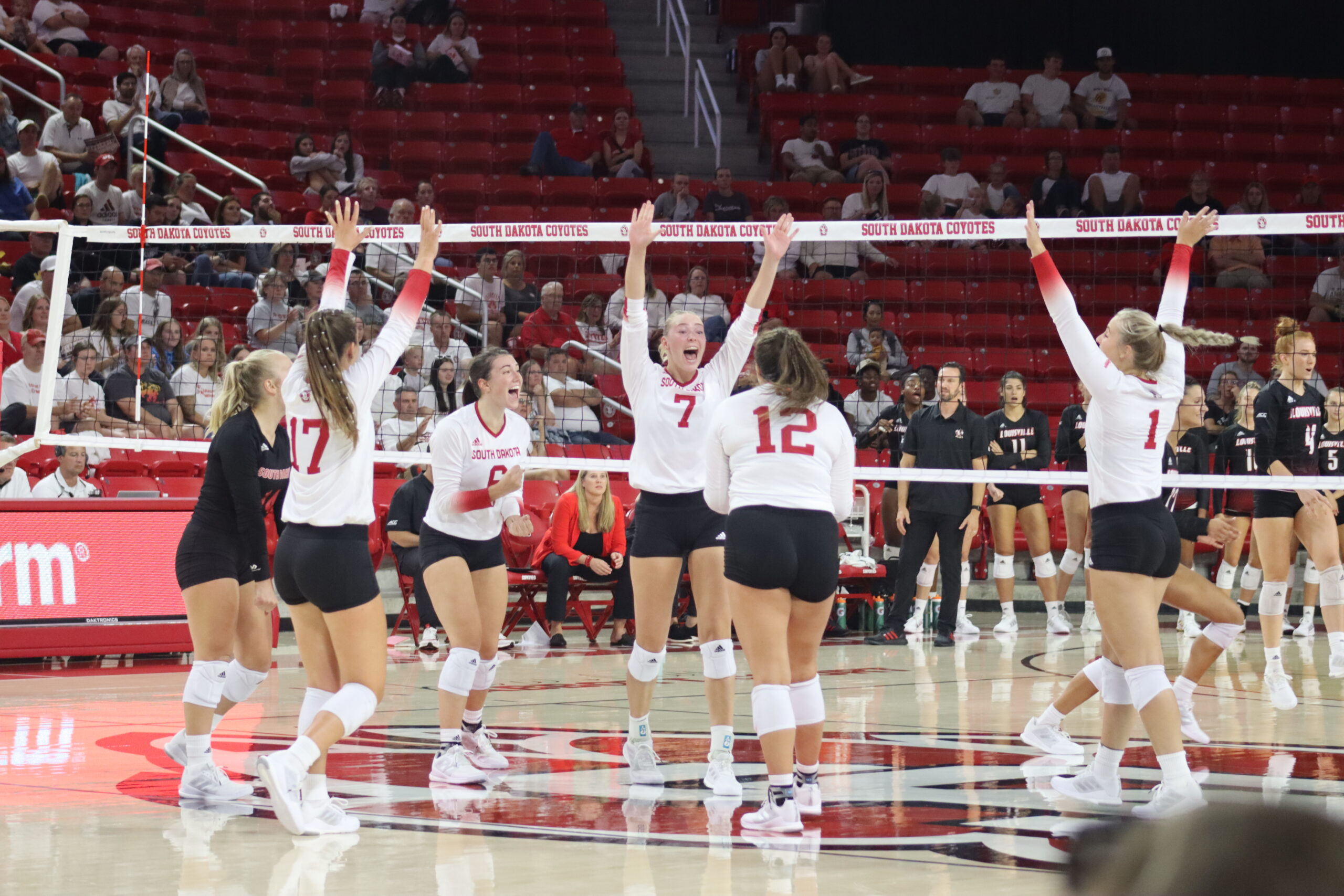 Volleyball Looks to Defend Their Summit League Title
