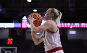 Women's Basketball Defeats Bellevue
