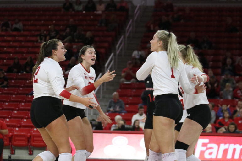 Coyote Volleyball Claims Top Spot in Summit League