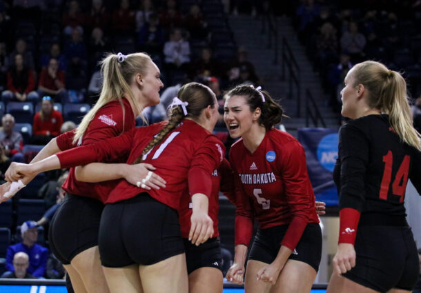 Volleyball Wins First NCAA Tournament Set in Program History