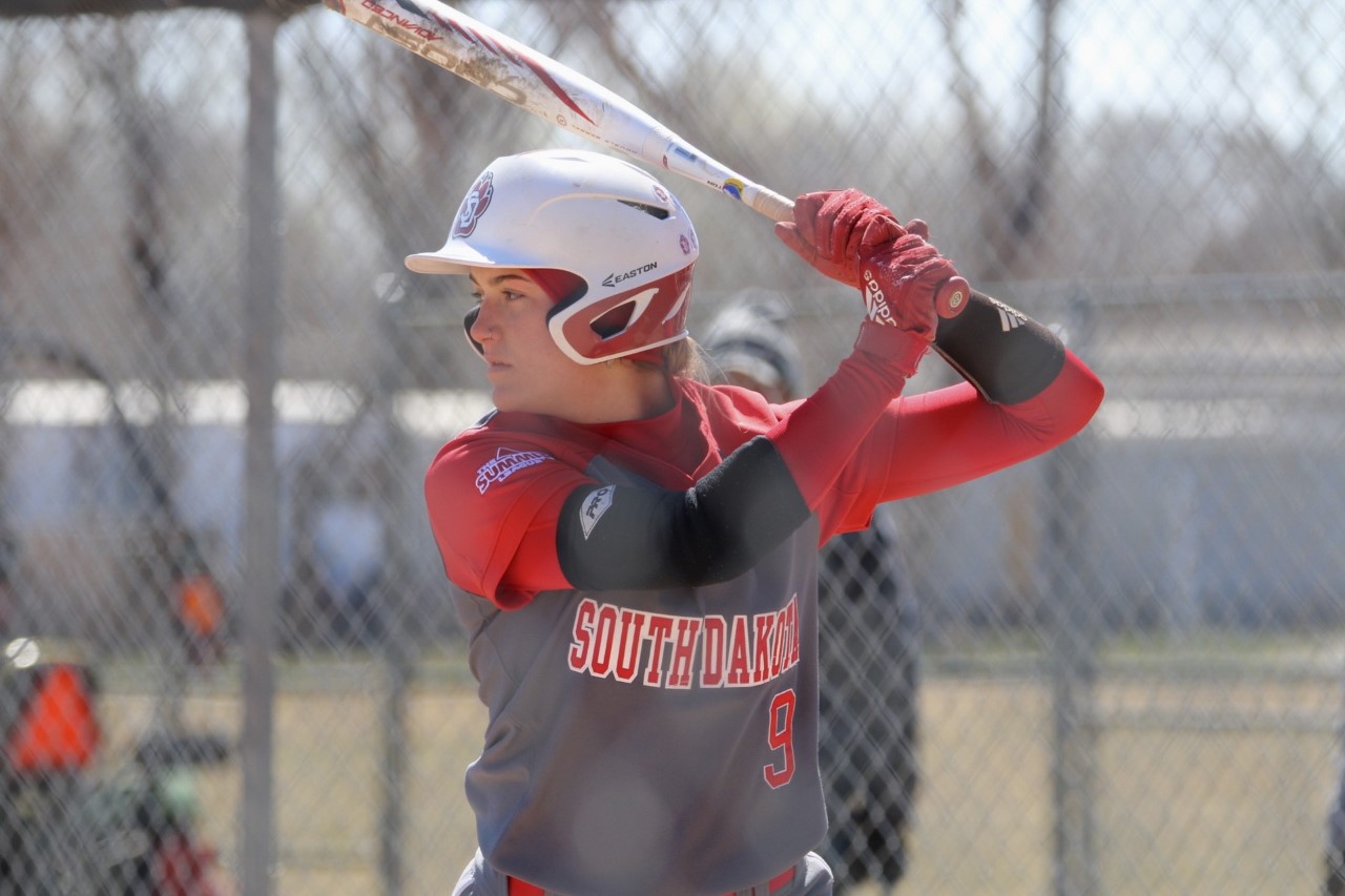 Softball Kicks off Conference Play with Two Wins