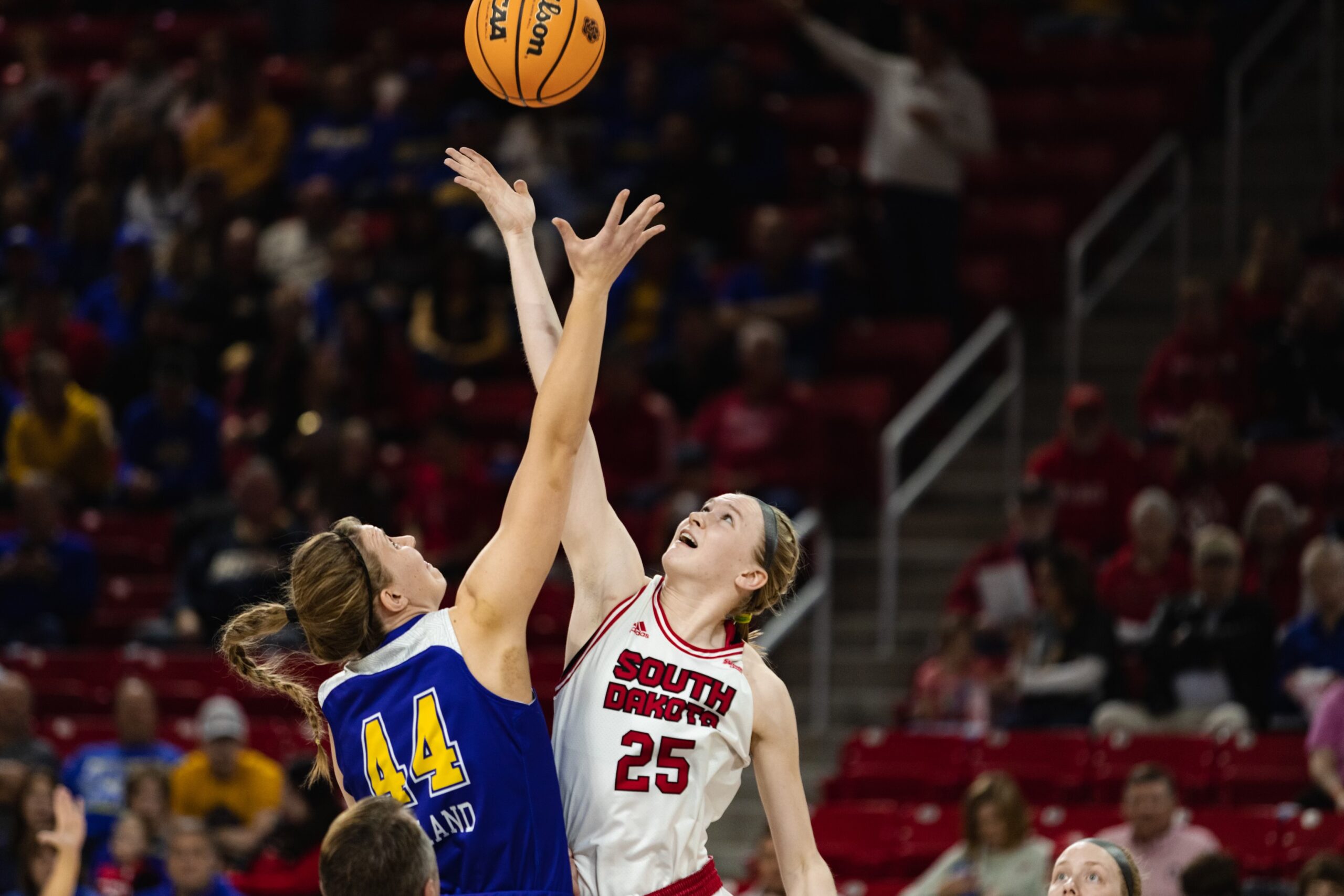 Women’s Basketball Falls to Jackrabbits in Vermillion