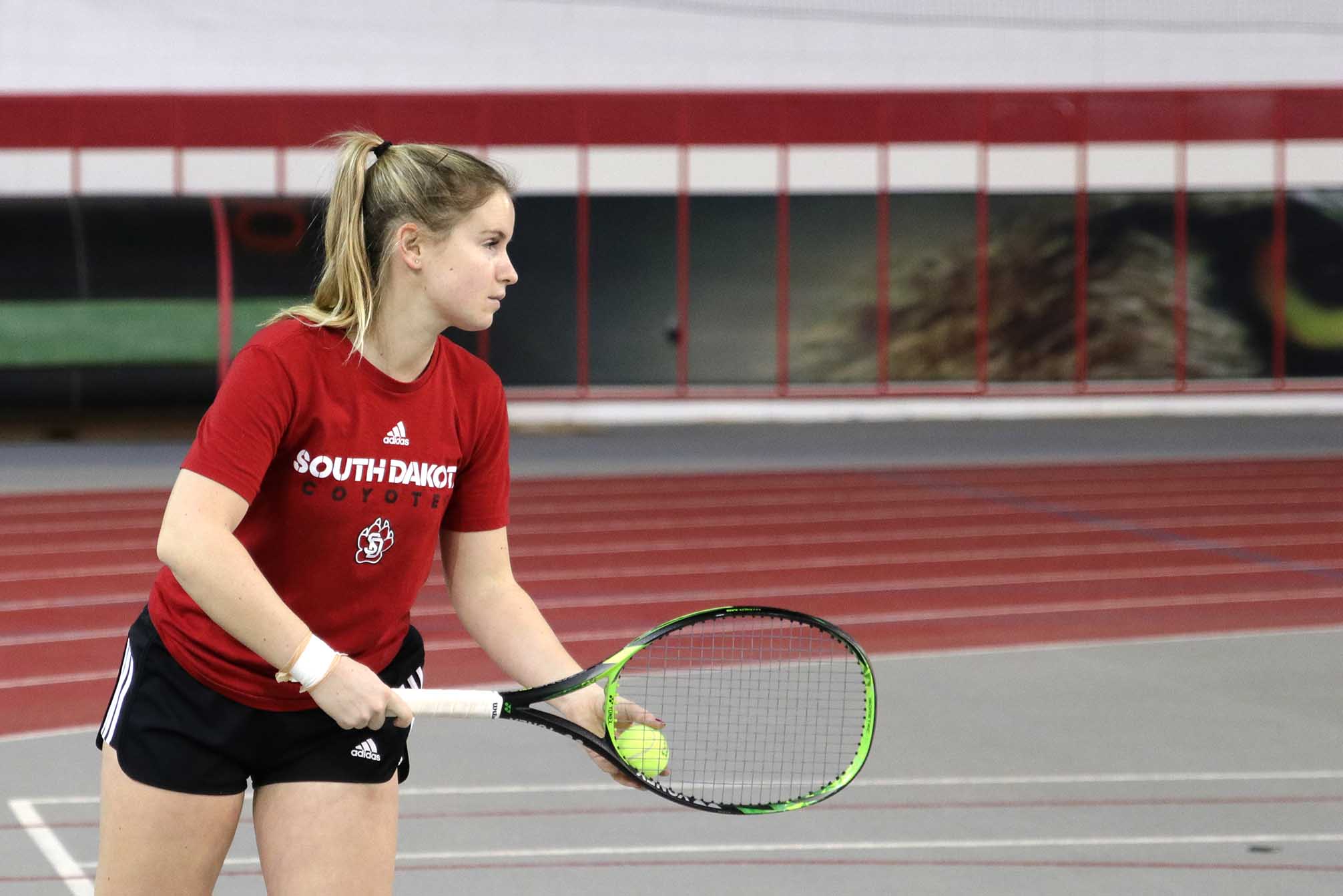 USD Tennis defeats Western Illinois and Oral Roberts